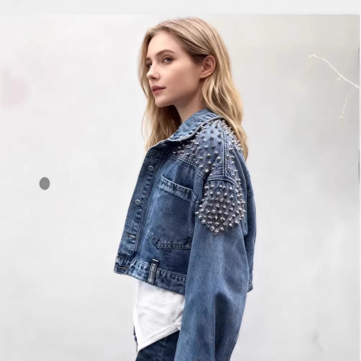 Veste en denim pour femmes avec embellissements en clous Chic & Stil