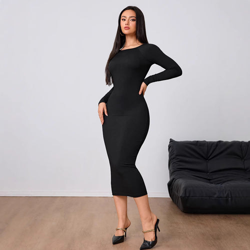Robe midi ajustée pour femmes avec un élégant encolure ronde et des manches longues Chic & Stil