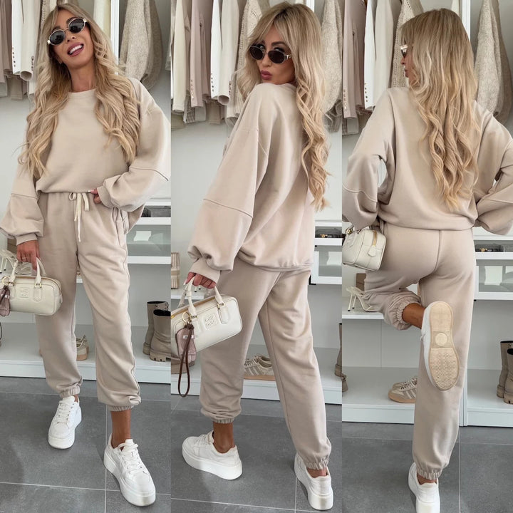 Ladies comfortable tracksuit made of high-quality cotton blend with drawstring and loose fit Lune London