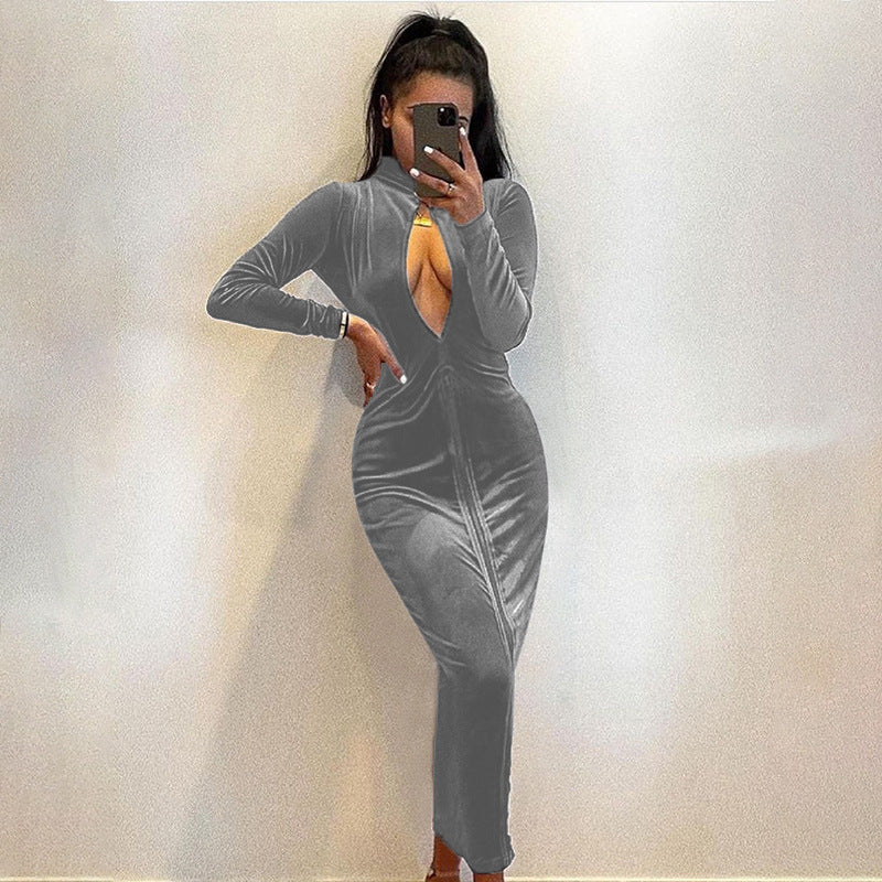 Elegant evening dress for ladies with deep V-neck and long sleeves Lune London