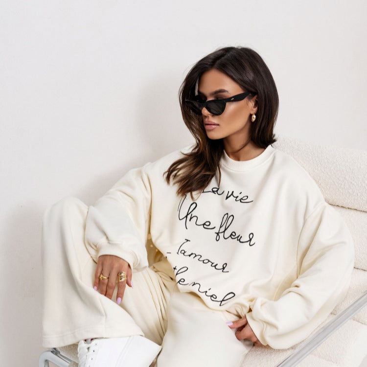 Comfortable sweatshirt for women with trendy inscription Lune London