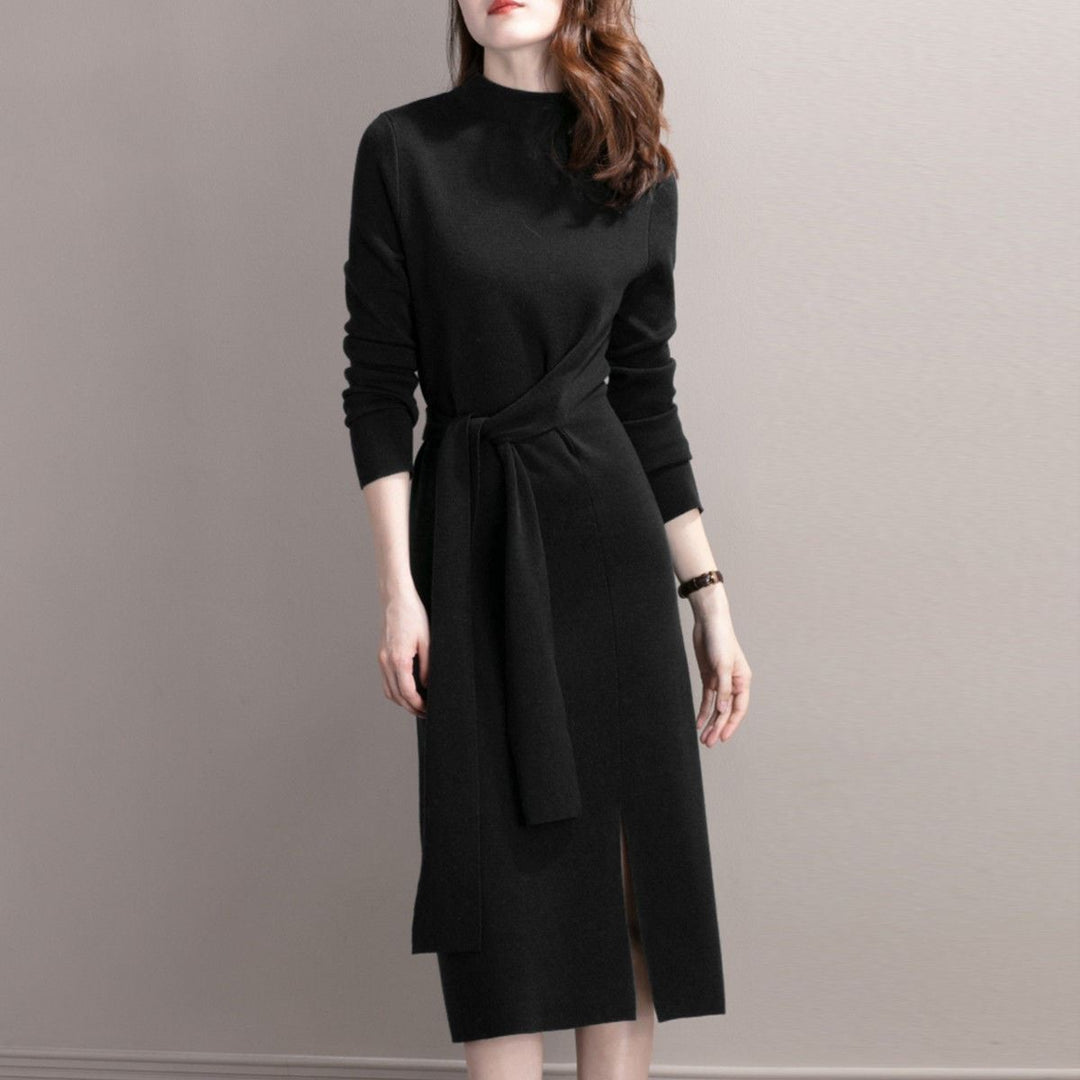 Robe enveloppante élégante pour femmes avec des détails en ribet et une fente sur le côté Chic & Stil