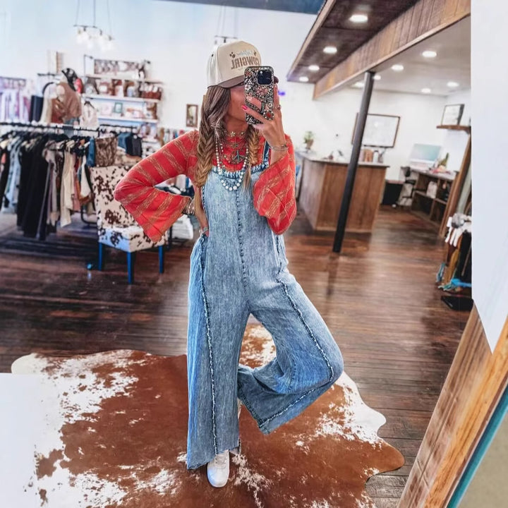 Salopette en denim pour femmes avec jambe large et poches pratiques Chic & Stil