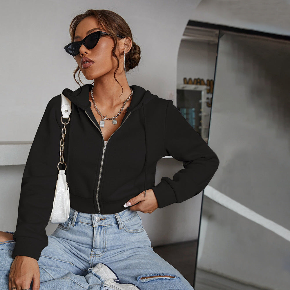 Veste à capuche courte pour femmes avec une coupe tendance et un matériau confortable Chic & Stil