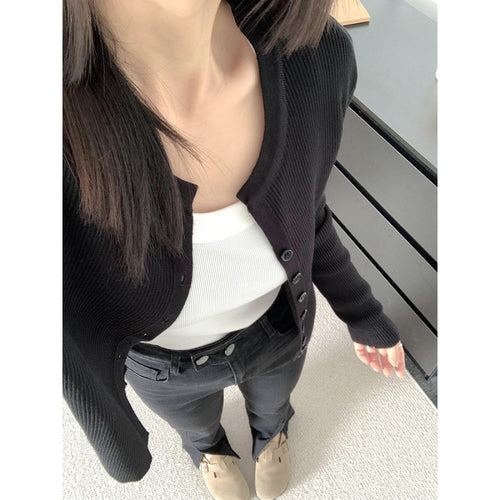 Cardigan en maille côtelée fine pour femmes avec manches longues et fermeture à boutons Chic & Stil