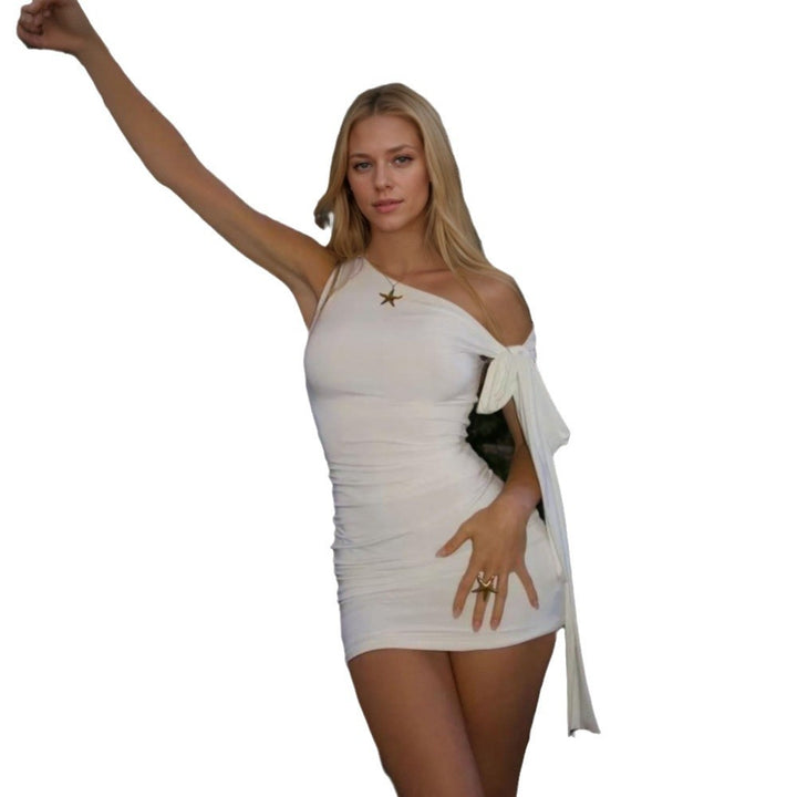 Robe mini femme à épaules dénudées avec drapés ludiques et liens sophistiqués Chic & Stil