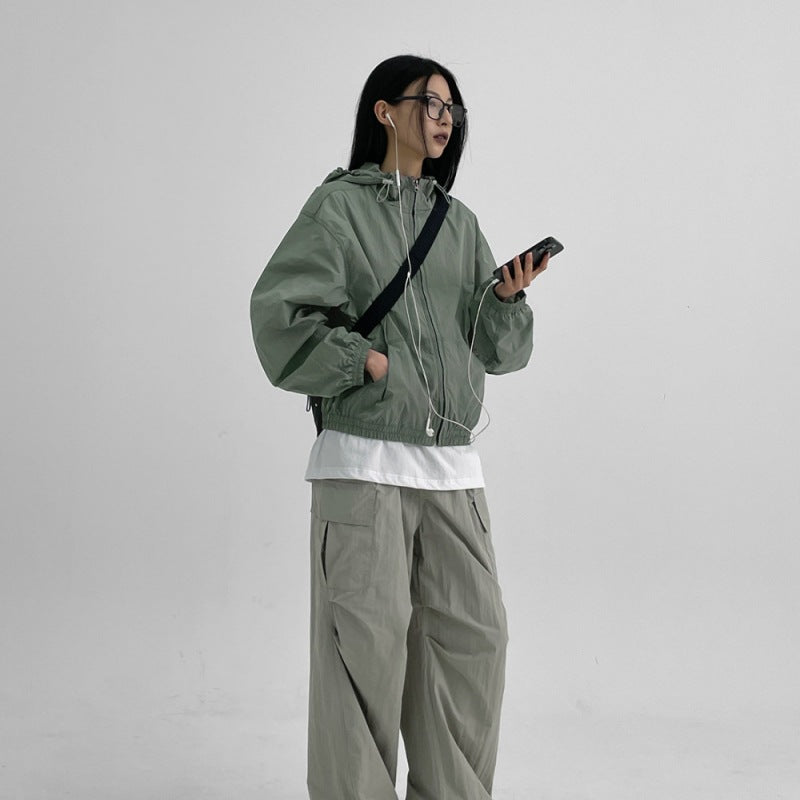 Veste légère à capuche pour femmes avec cordon de serrage ajustable Chic & Stil