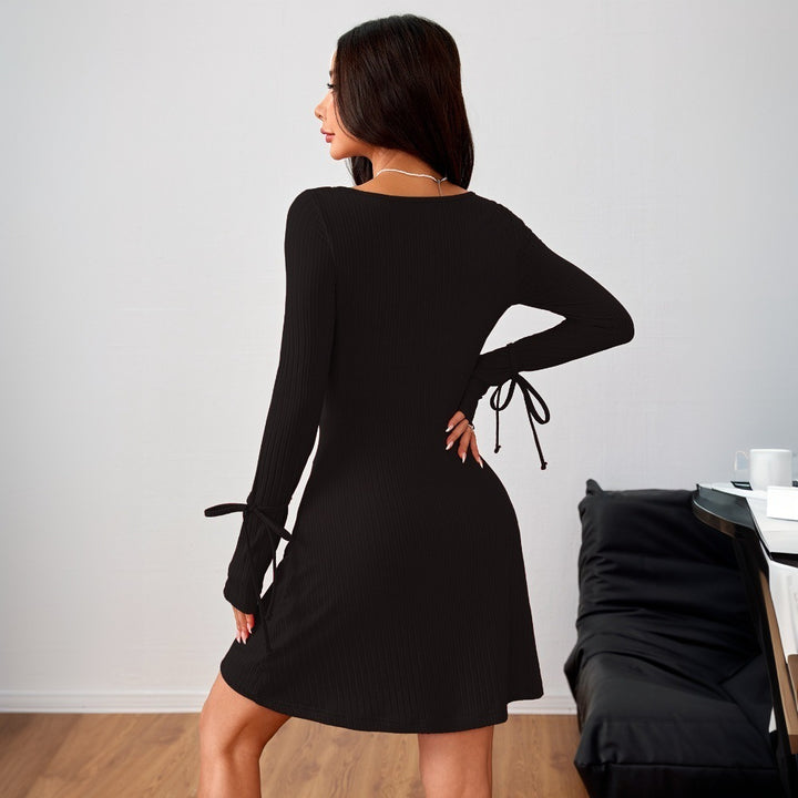 Robe mini ajustée pour femmes avec manches longues et décolleté découpé Chic & Stil