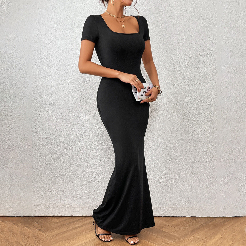 Robe maxi élégante pour femmes avec décolleté en U profond et coupe ajustée Chic & Stil