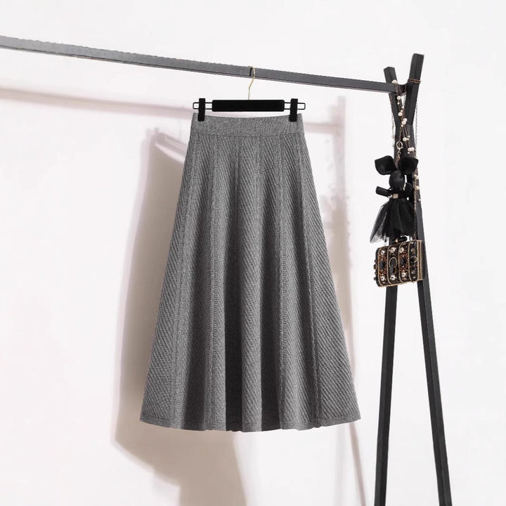 Women's Pleated Midi Skirt with Elastic Waistband and Fine Texture Lune London