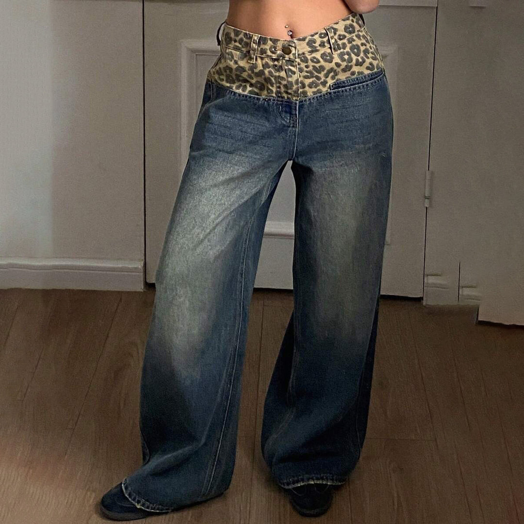 High-waisted women's jeans with loose fit in leopard Lune London