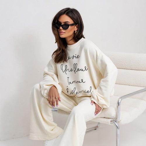 Comfortable sweatshirt for women with trendy inscription Amarae