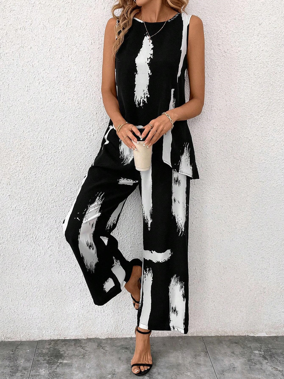Women’s blouse set with a casual fit and trendy Lune London pattern