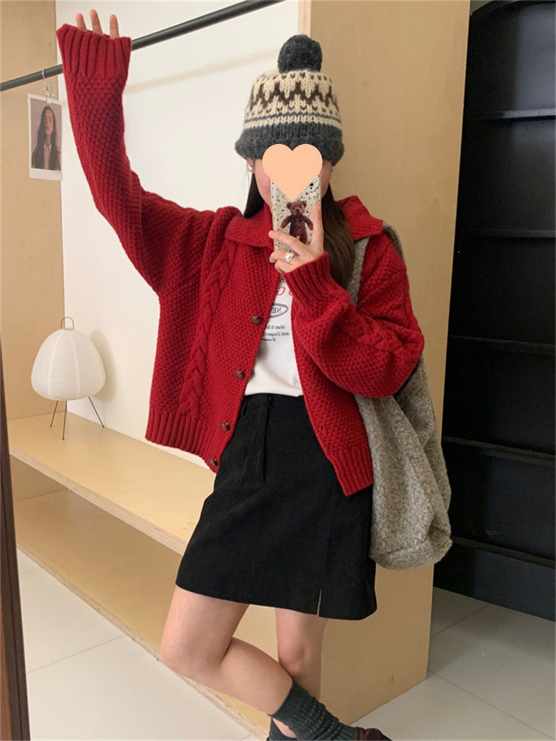 Women's oversized knitted jacket with cable design and chic texture and style