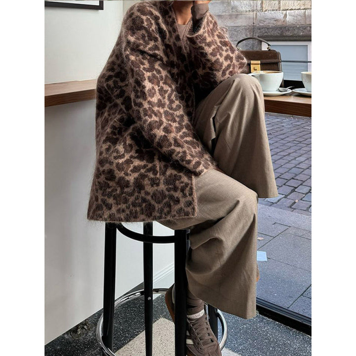 Ladies Comfortable Sweater and Knitwear with Chic Leopard Pattern and Style