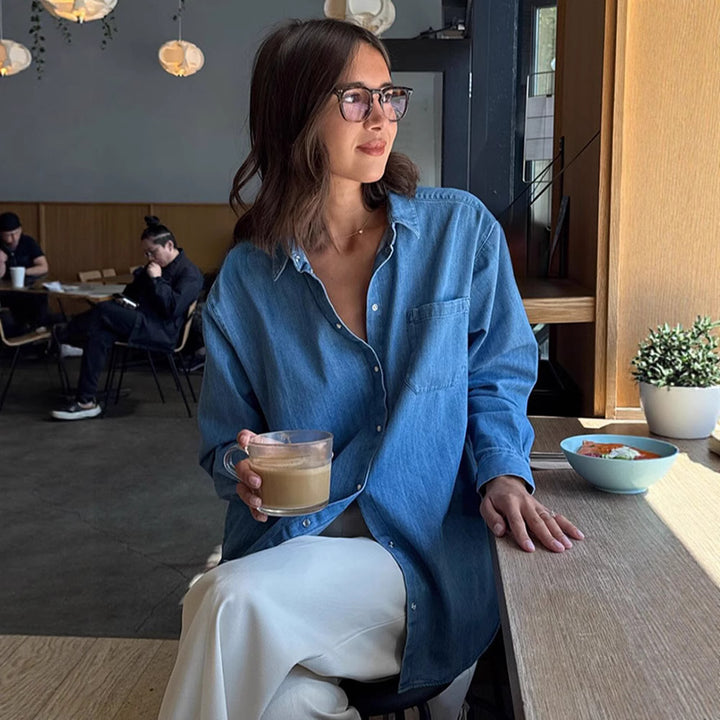 Casual denim shirt for women with practical pockets Chic und Stil
