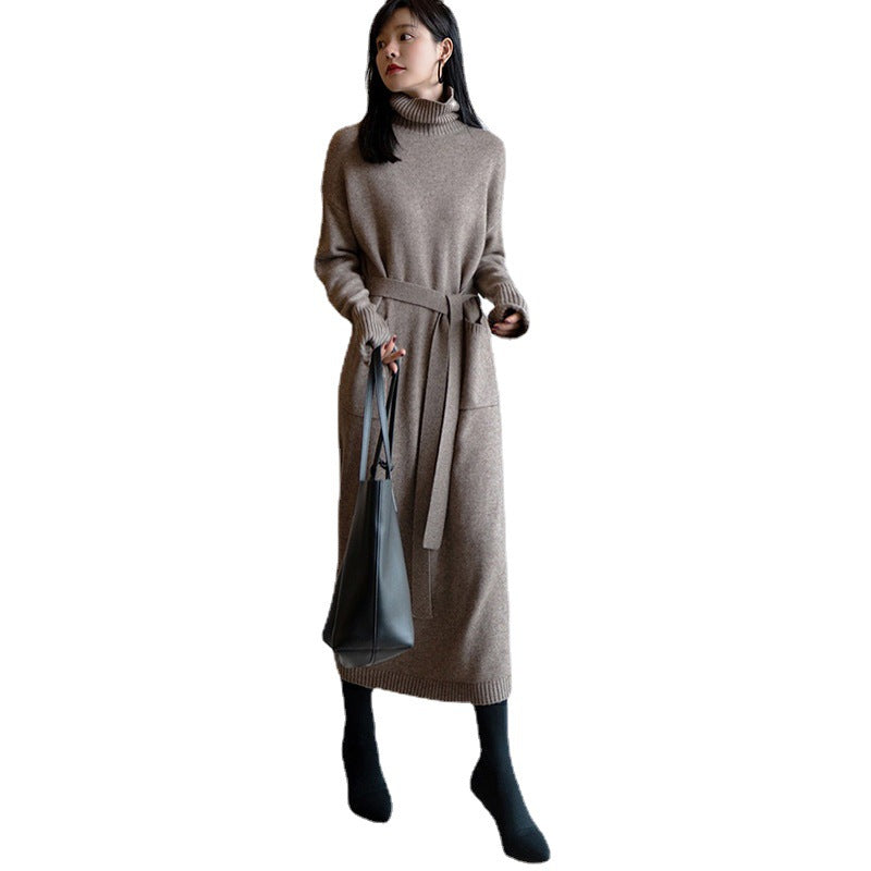 Robe tricotée pour femmes avec col montant et ceinture à la taille Chic & Stil