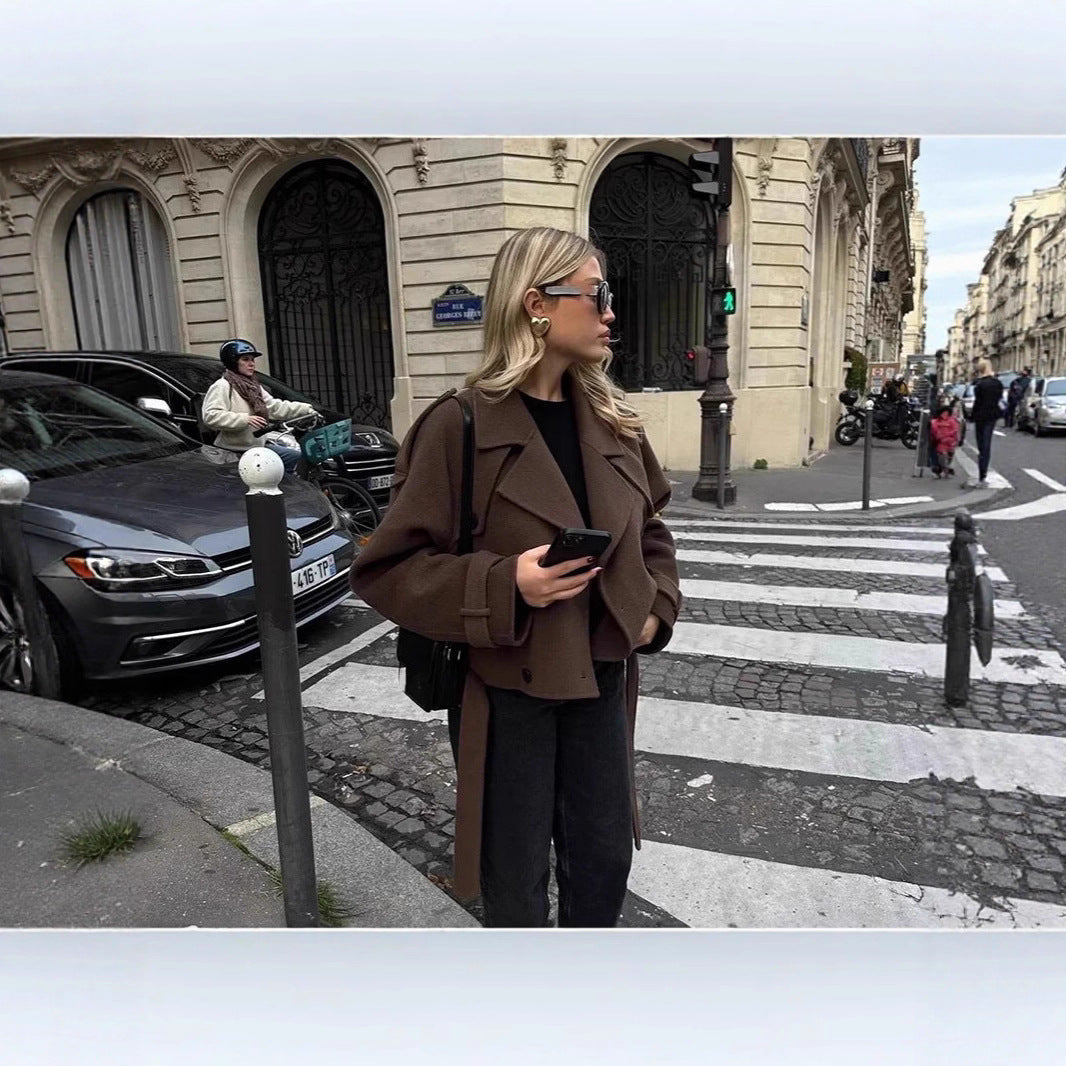 Elegant and versatile wool coat for women with double-breasted buttons and wide collar Lune London