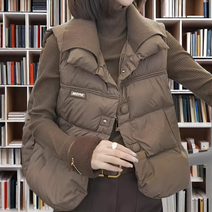Gilet à la mode pour femmes avec capuche et détails de boutons Chic & Stil