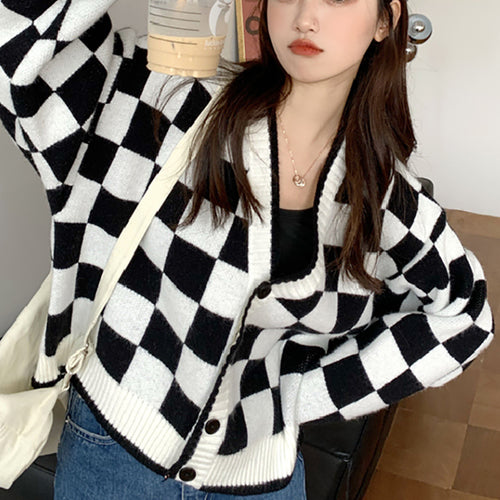 Women's chunky knit cardigan with check pattern and comfortable button details