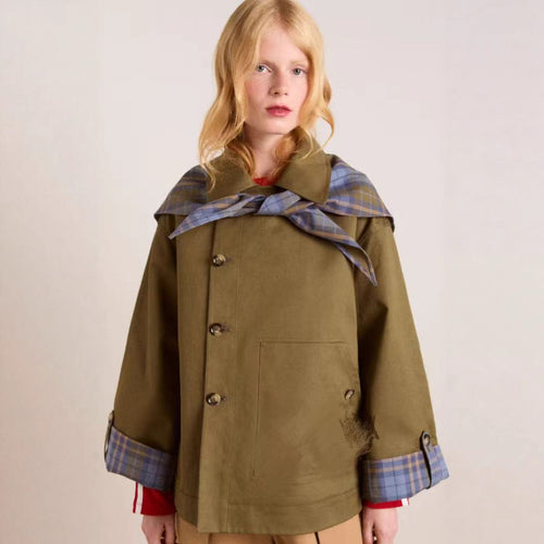 Manteau trench tendance pour femmes avec col caractéristique et poches pratiques Chic & Stil