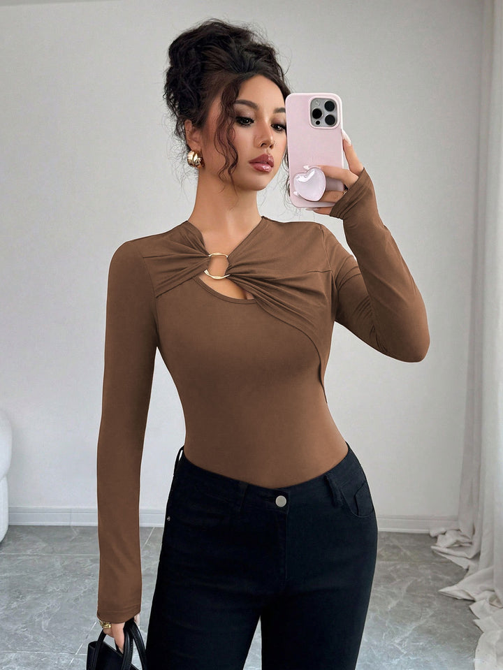 Bodysuit pour femmes avec détail de lien décoratif et décolleté rond tendance Chic & Stil
