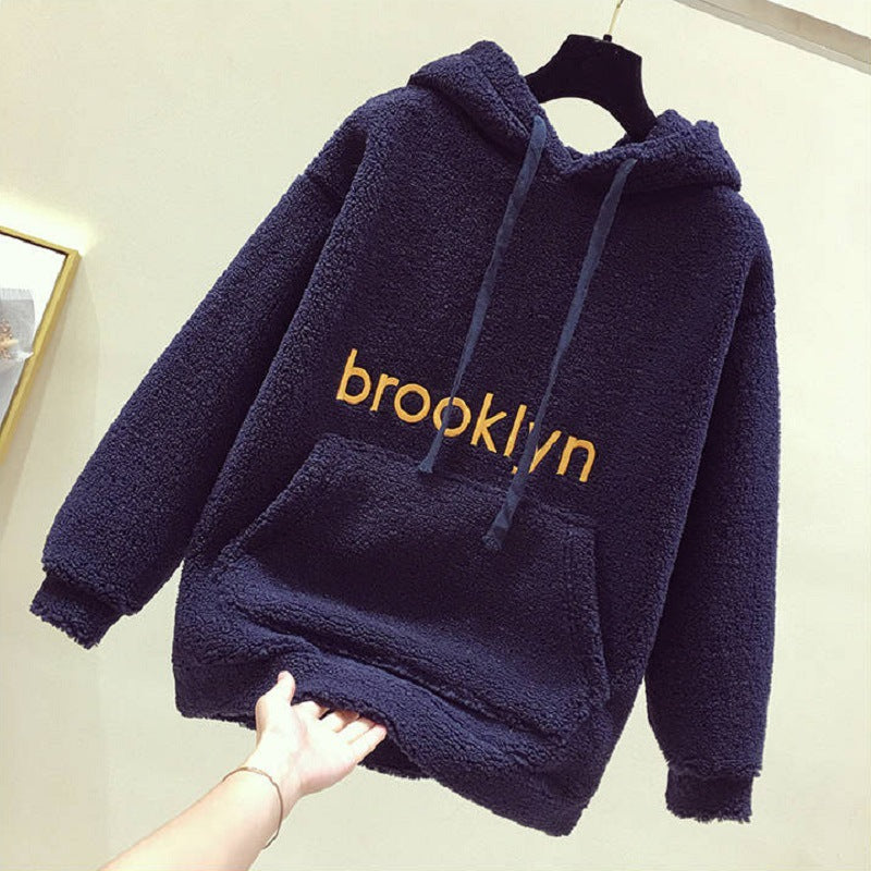 Women's cozy hoodie with comfortable fit and casual lettering Lune London