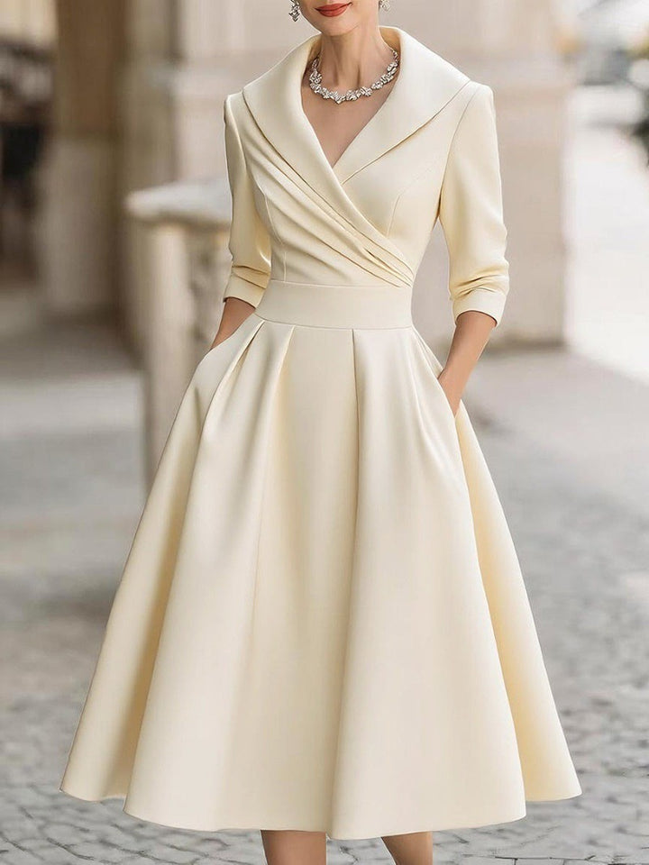 Robe portefeuille élégante pour femmes avec peplum et poches pratiques Chic & Stil