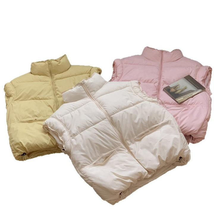 Quilted leisure jacket for women with a high collar and practical pockets.