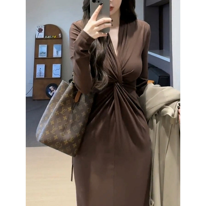 Women Elegant Wrap Dress with Deep V Neckline and Detail-Loving Pleating Chic & Stil