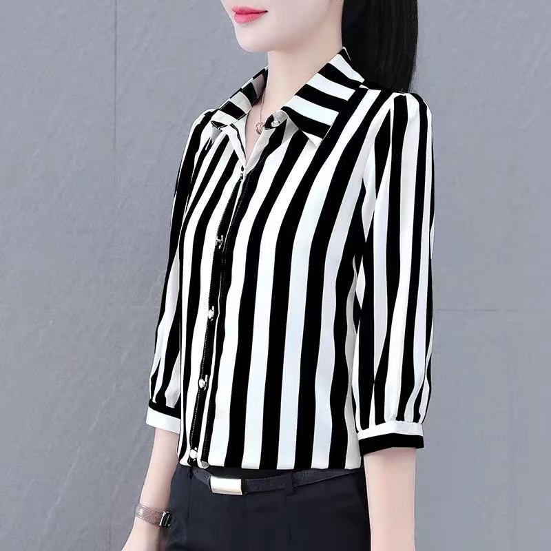 Blouse rayée pour femmes avec coupe à la mode Chic & Stil