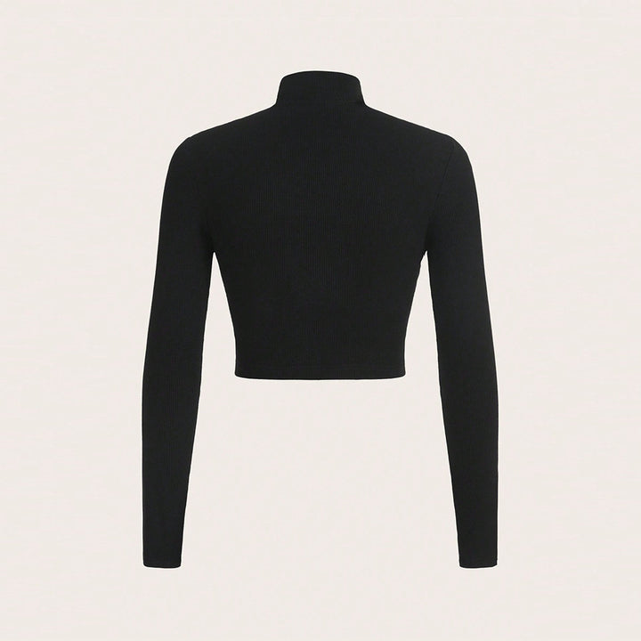Top court pour femmes avec un design à col montant et une découpe sophistiquée Chic & Stil