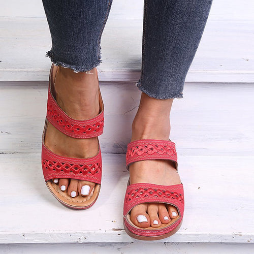 Comfortable and stylish women's clogs with fashionable decorative details Amarae