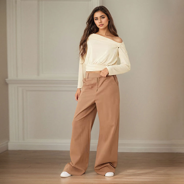 Haut élégant féminin à épaules dénudées avec design drapé et fronces Chic & Stil