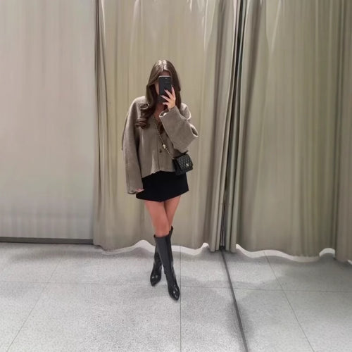 Elegant wool jacket for women with stylish collar and practical pockets Amarae