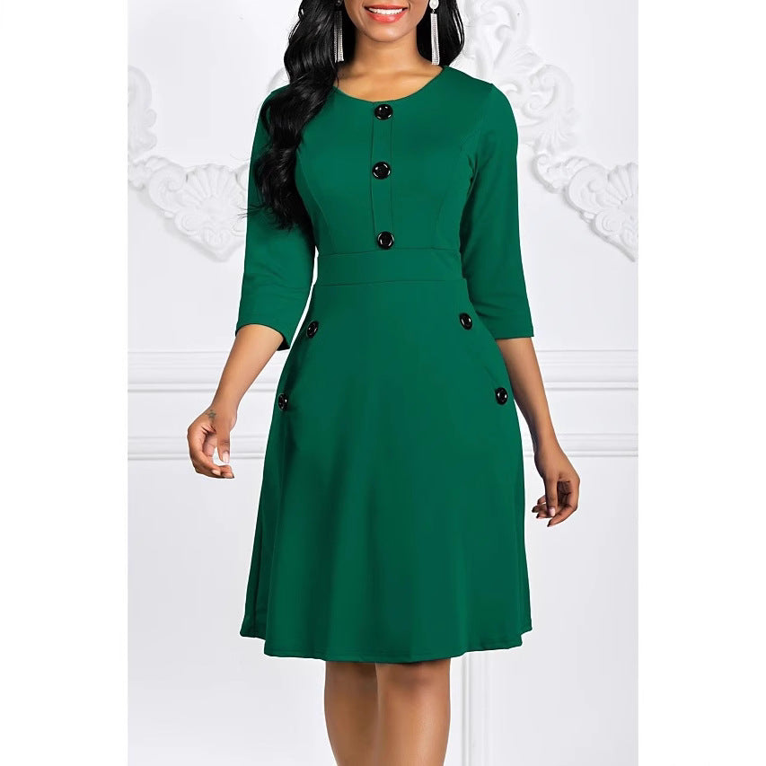Robe élégante de dames, longueur genou, avec des boutons décoratifs et des manches 3/4 Chic & Stil