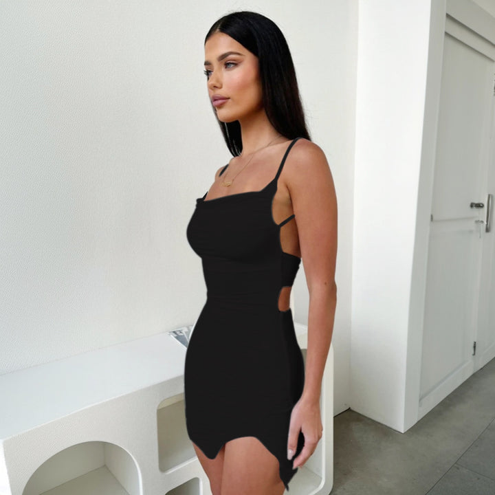 Robe mini femme avec un design de volants à la mode et un décolleté rond profond Chic & Stil