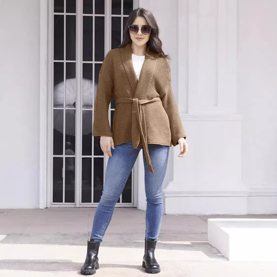 Cardigan pour femmes avec design moderne enroulé et ceinture pratique à nouer Chic & Stil