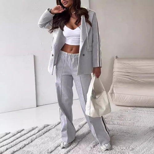 Ensemble de survêtement à la mode pour femmes avec une coupe décontractée et des détails rayés Chic & Stil