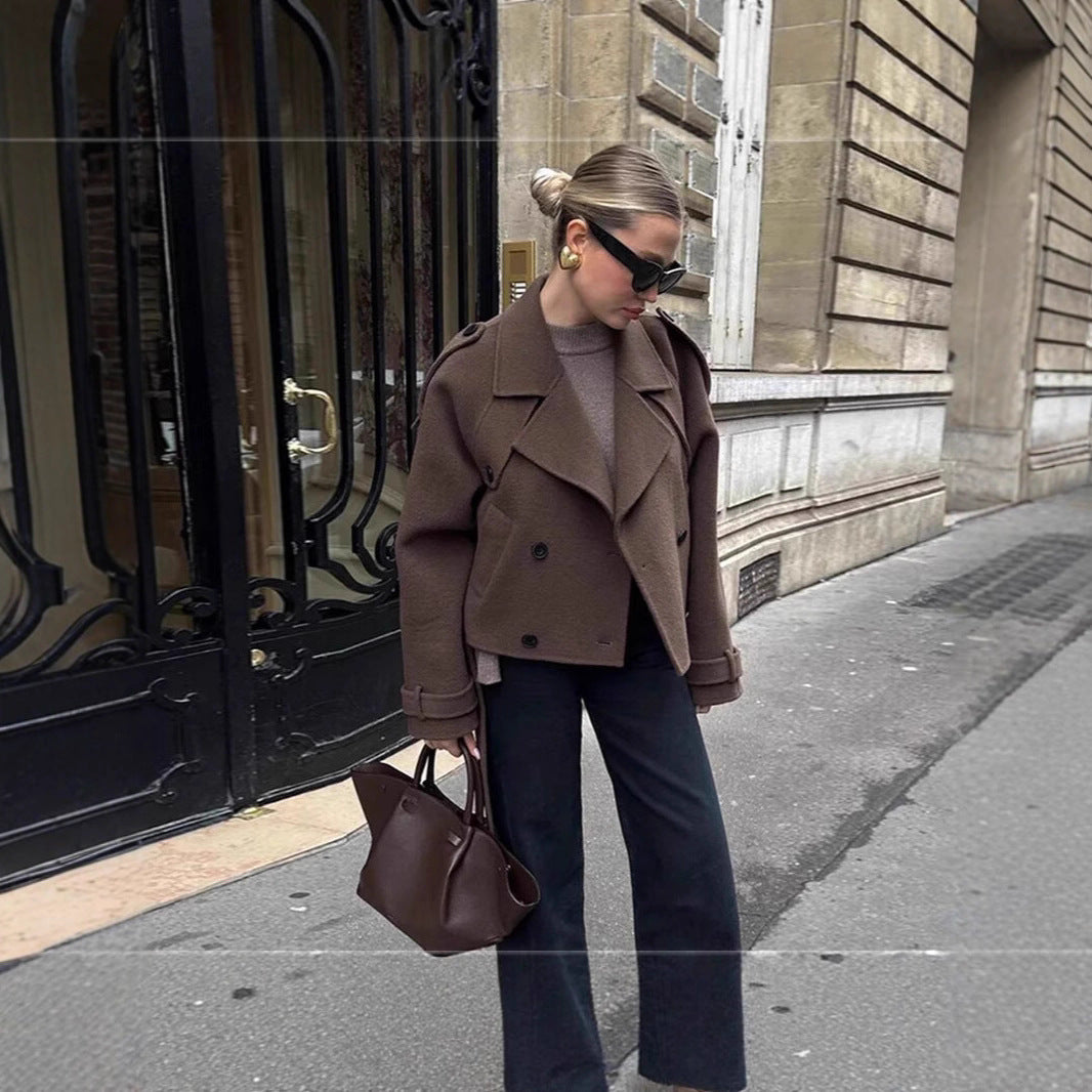Elegant and versatile wool coat for women with double-breasted buttons and wide collar Lune London