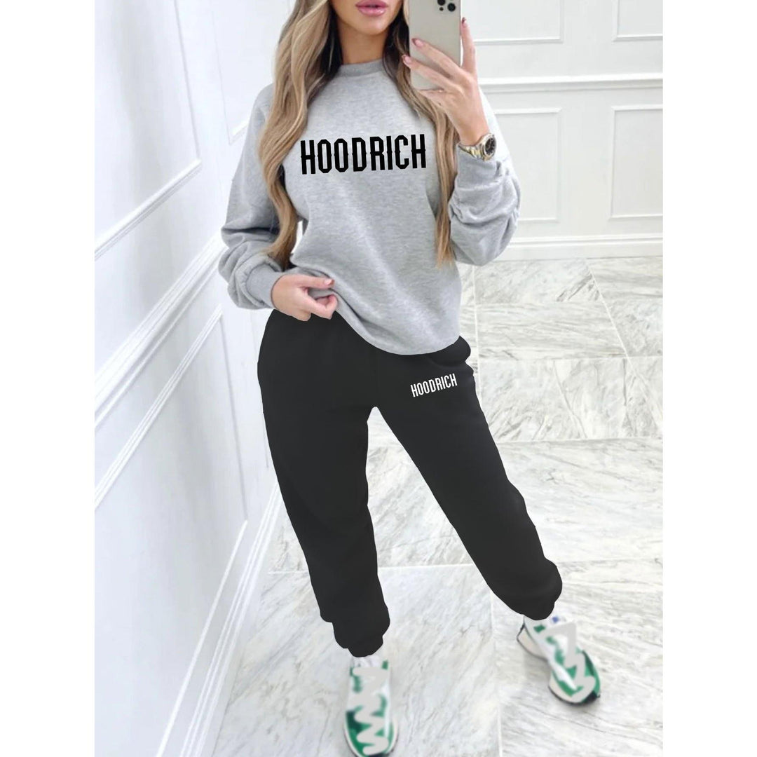 Women's casual set of sweater and joggers with sporty lettering Chic & Stil