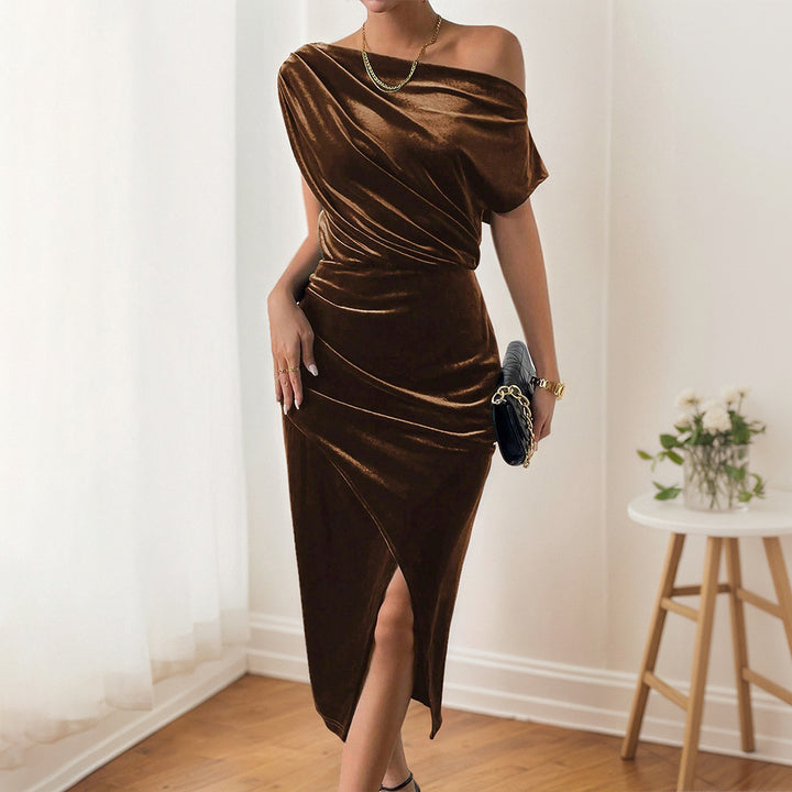 Robe maxi élégante pour femmes avec design à épaules dénudées et velours luxueux Chic & Stil