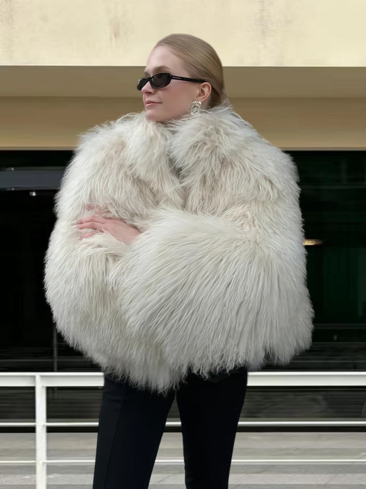 Ladies Luxurious Fur Coat with Voluminous Sleeves and a Chic Elegant Cut