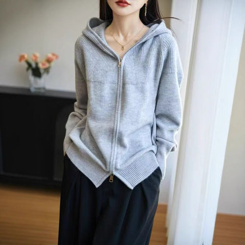 Veste à capuche pour femme avec un tricot côtelé fin et un design élégant de fermeture éclair Chic & Stil