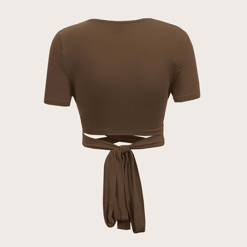 Haut enveloppant près du corps pour femmes avec lien et design à manches courtes Chic & Stil
