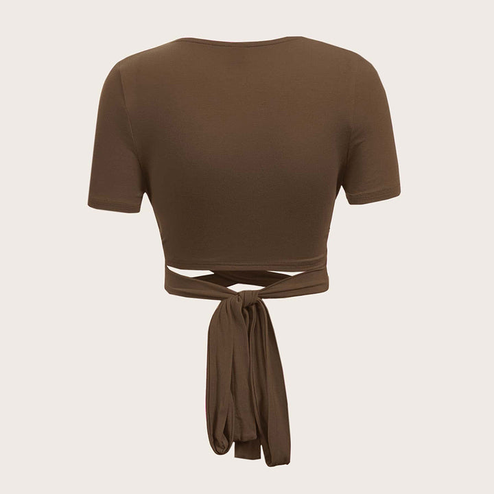 Haut enveloppant près du corps pour femmes avec lien et design à manches courtes Chic & Stil