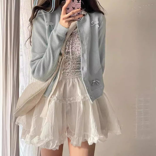 Cardigan pour femmes avec appliqué floral délicat et ourlet en volants Chic & Stil