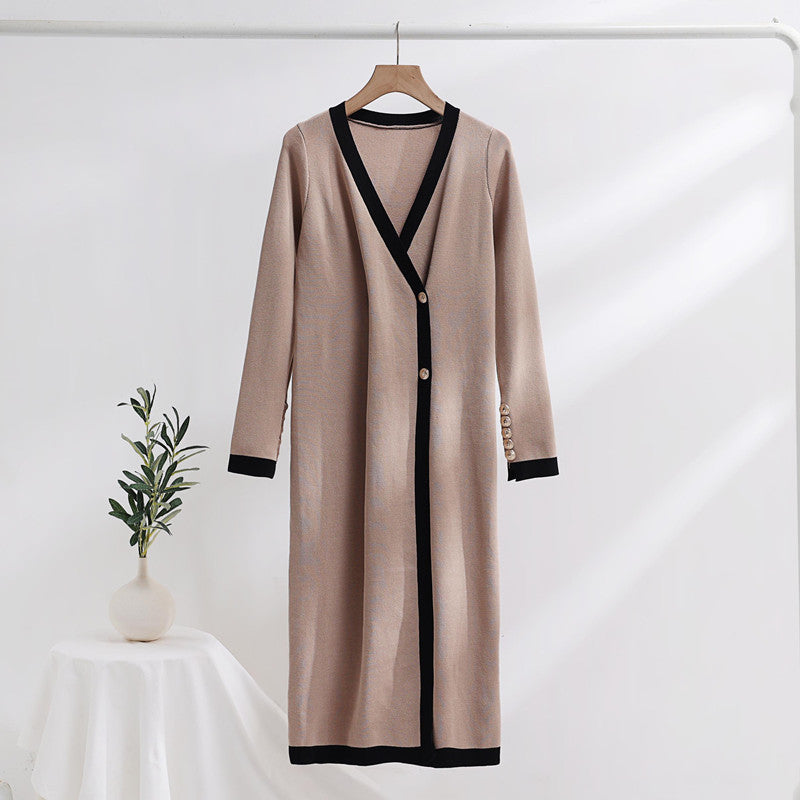 Elegant knitted coat for women with button details and V-neck Lune London