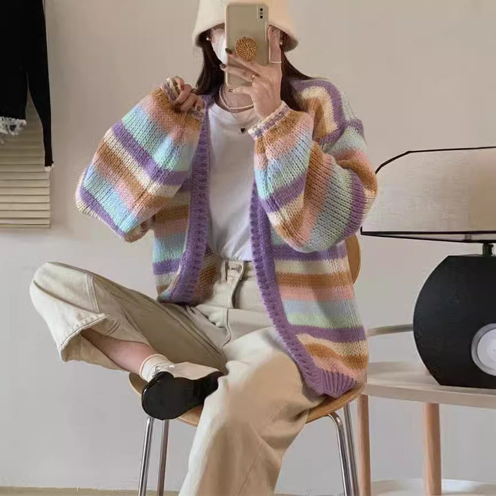 Cardigan en tricot décontracté pour femmes avec un motif de rayures colorées et des manches larges Chic & Stil