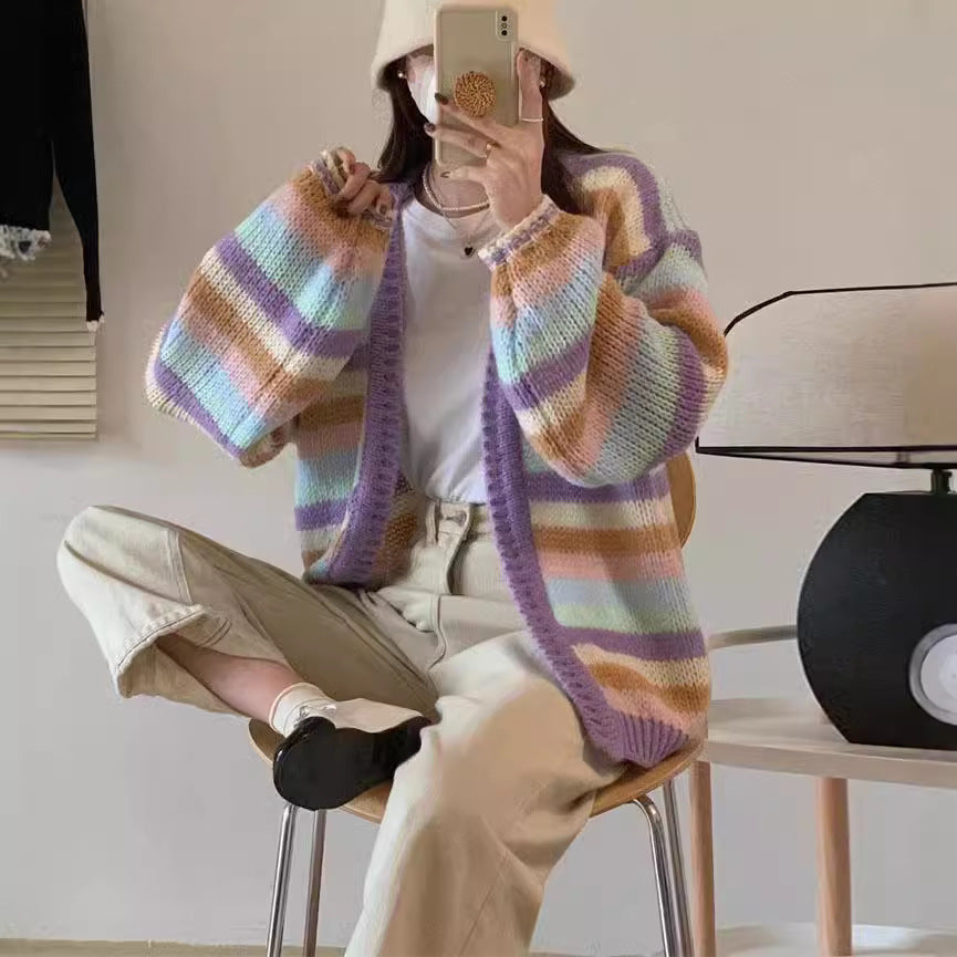 Cardigan en tricot épais pour femmes avec une coupe décontractée et un motif rayé coloré Chic & Stil
